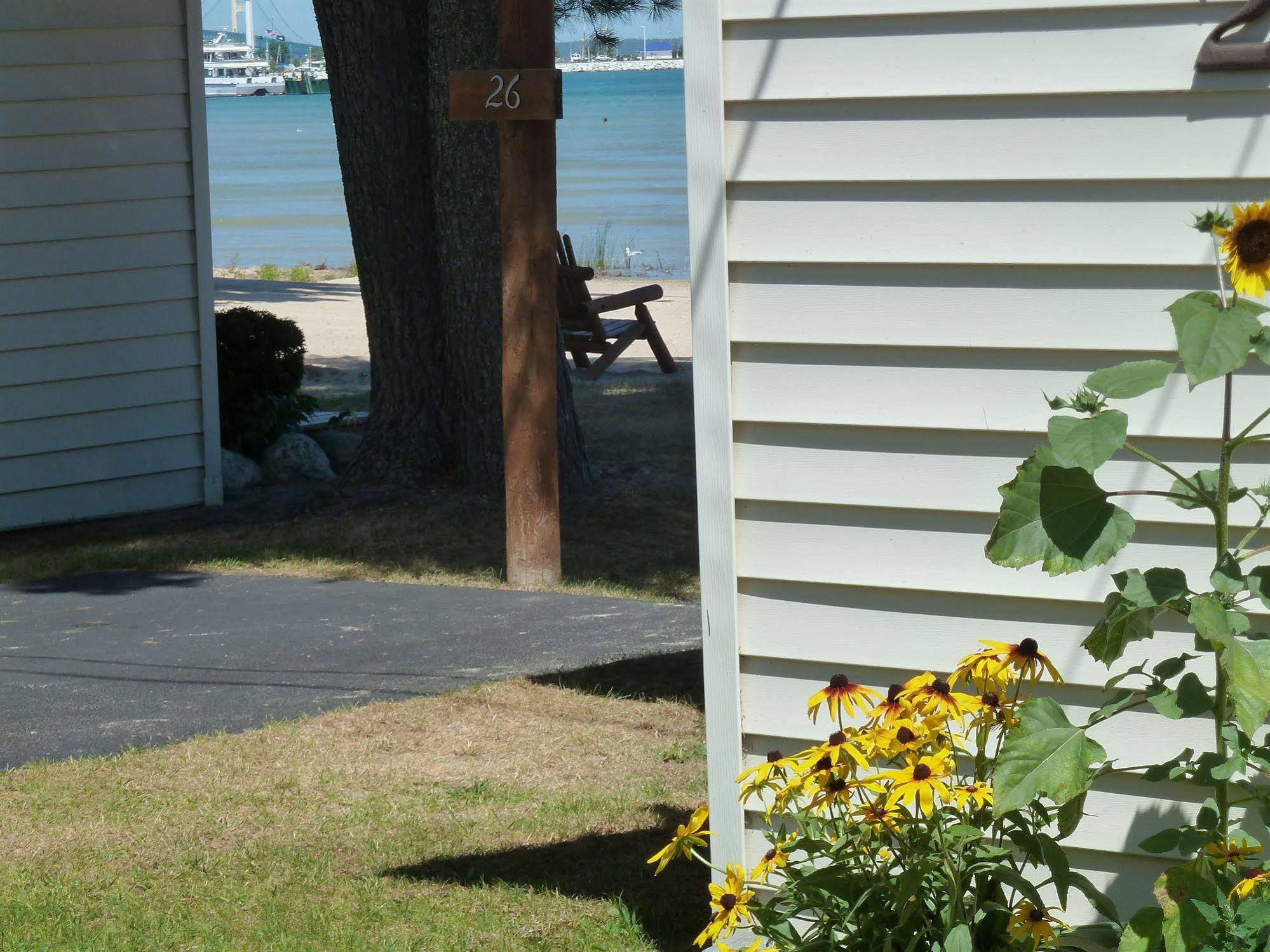 Beach House Lakeside Cottages Mackinaw City Exterior photo